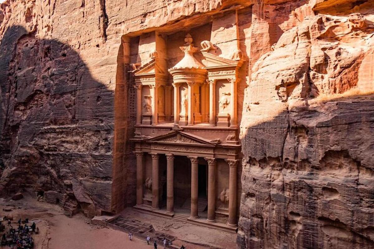 una finestra sul lato di una parete rocciosa