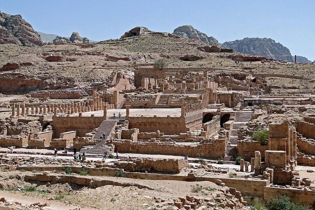 un'antica città sul fianco di una montagna