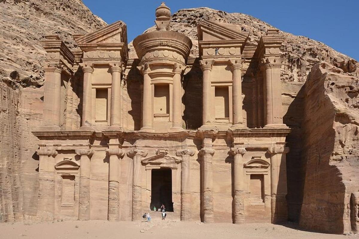 un edificio nel deserto con persone in piedi di fronte