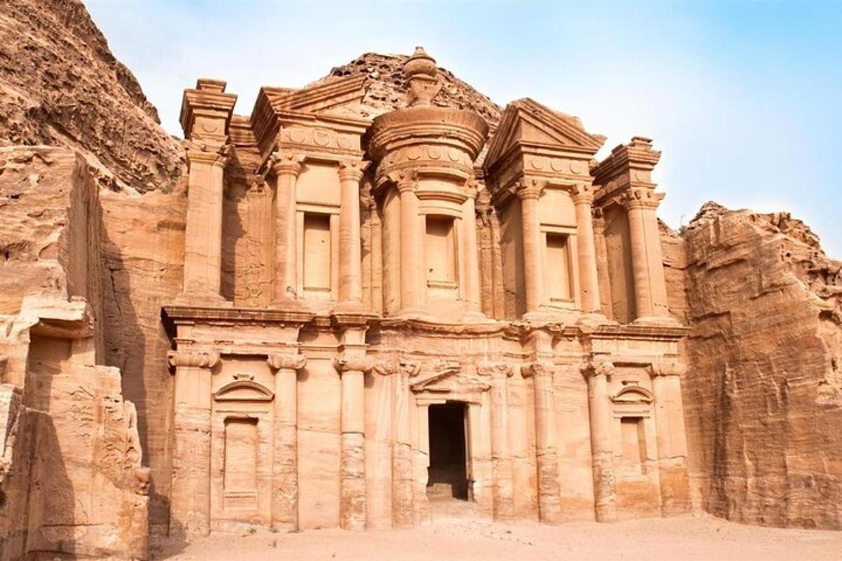 un vecchio edificio nel deserto con una scogliera