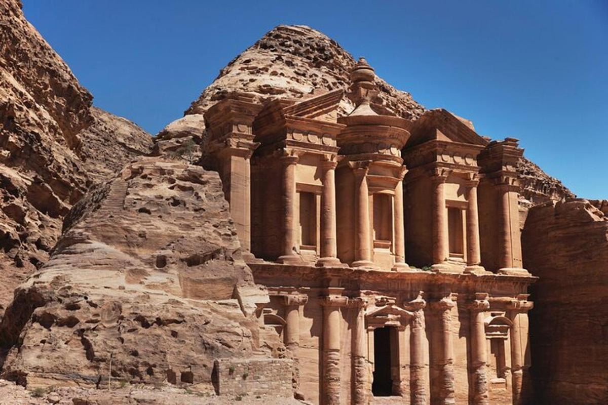 un antico edificio nel deserto su una scogliera