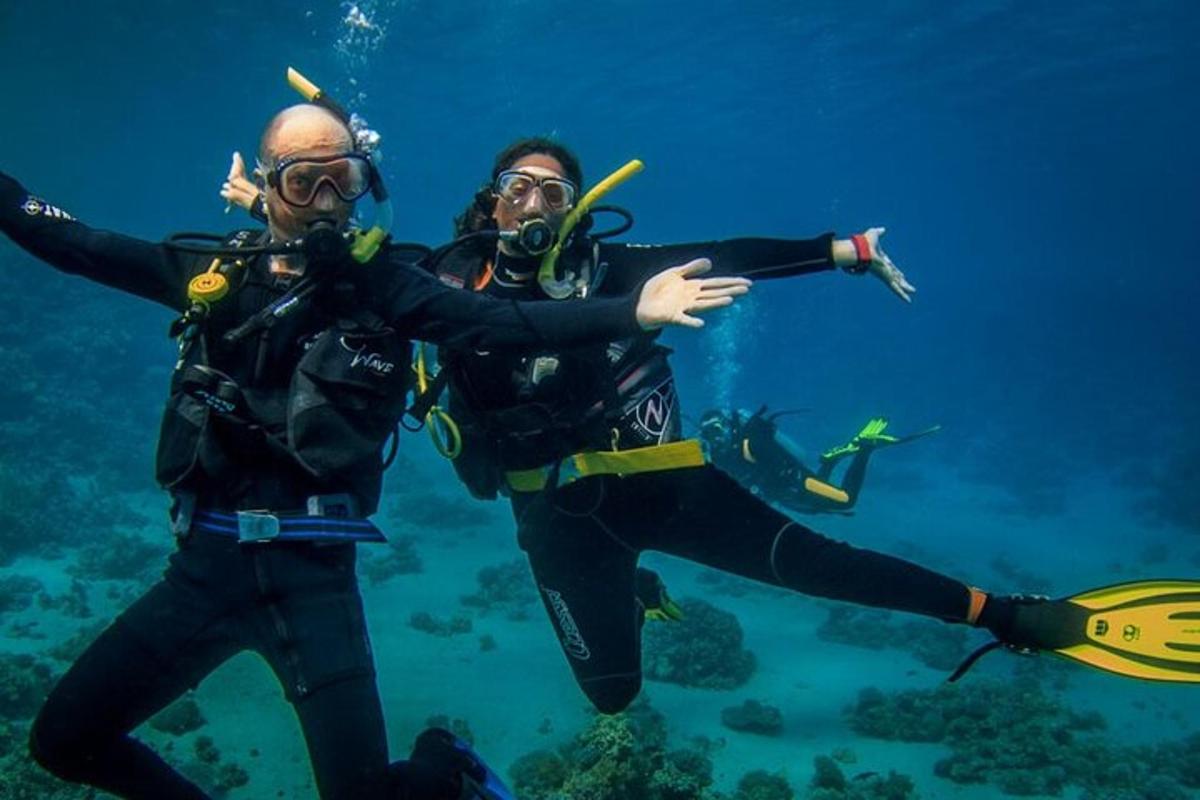 twee mensen duiken in de oceaan