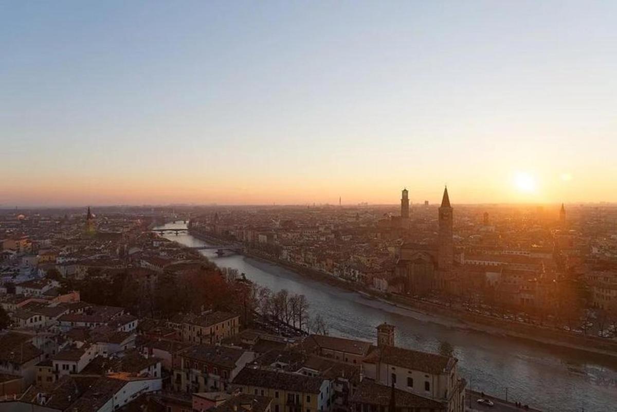 una vista de una ciudad con un río