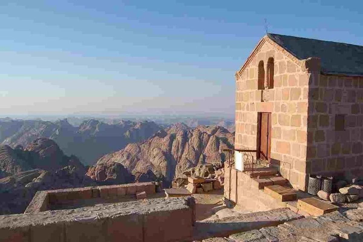 كنيسة على حافة الجبل