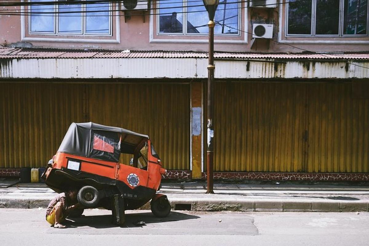 malé auto zaparkované na kraji ulice