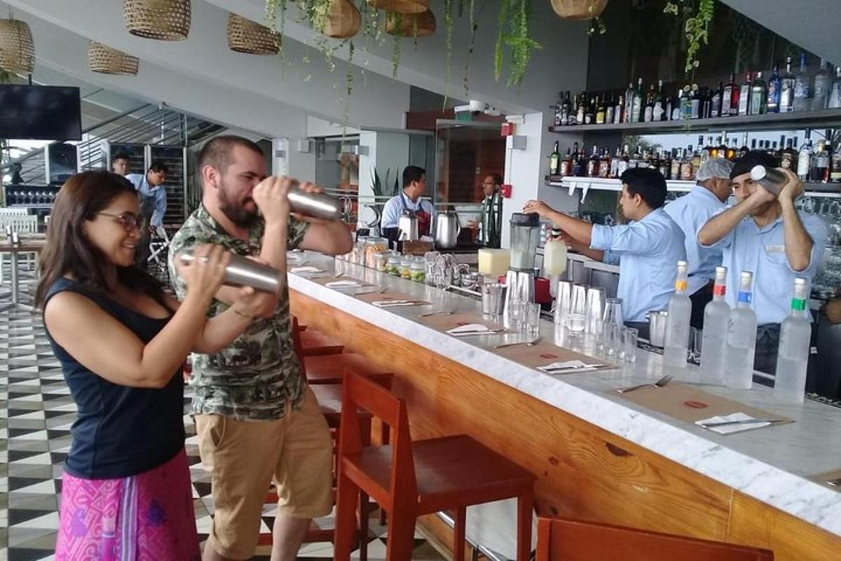 un uomo e una donna in piedi al bar