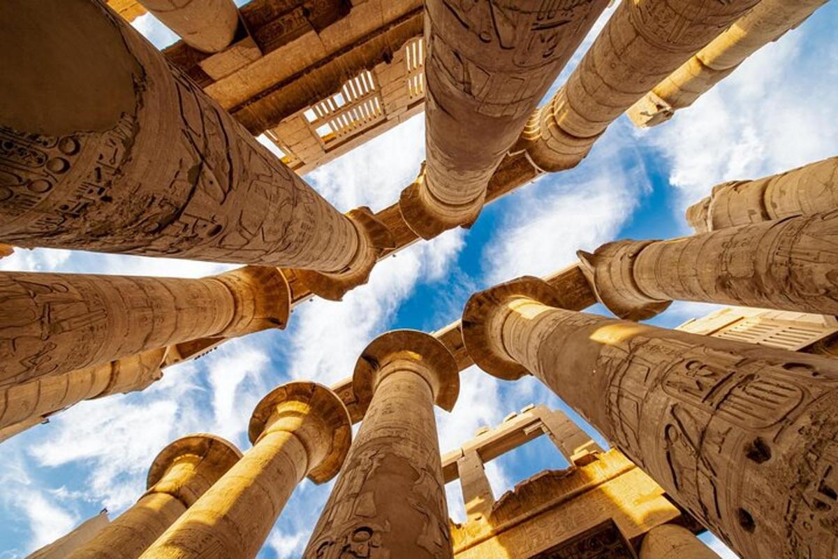 una vista delle cime delle colonne di un edificio
