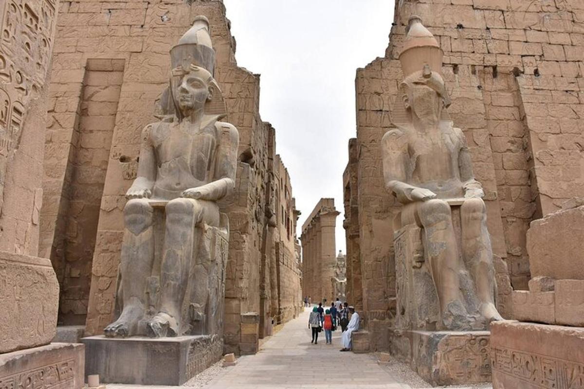 due grandi statue di persone in piedi accanto a un edificio