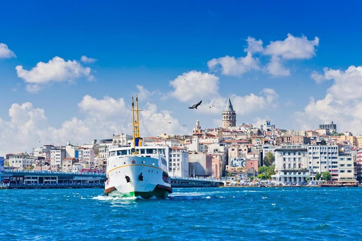 una barca in acqua di fronte a una città