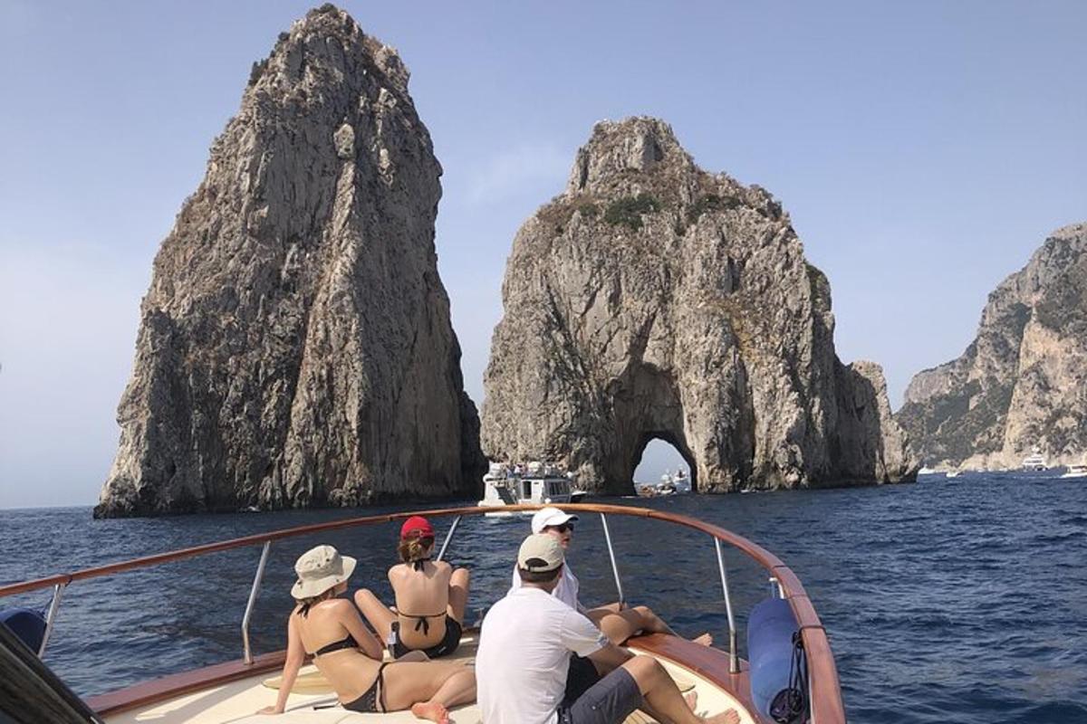 um grupo de pessoas sentadas em um barco no oceano