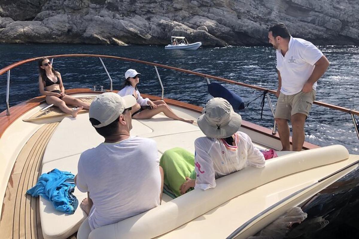 um grupo de pessoas sentadas em um barco