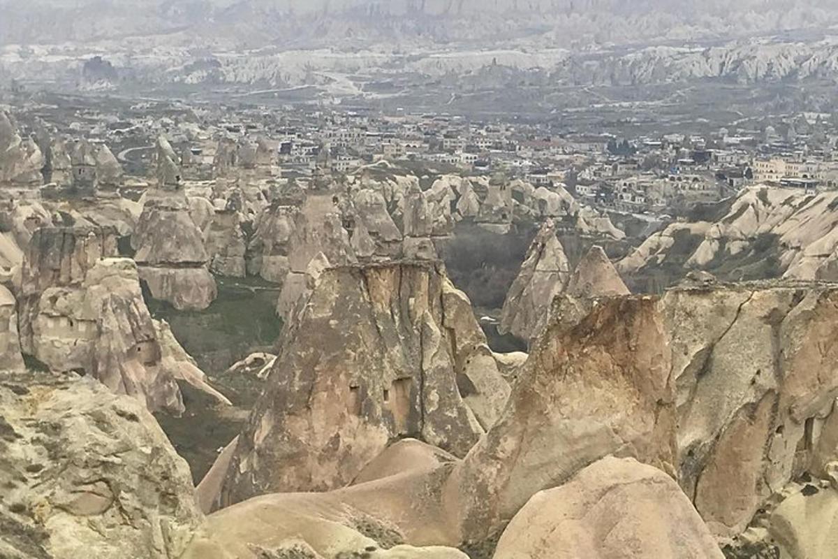 una vista di una montagna rocciosa con una città sullo sfondo
