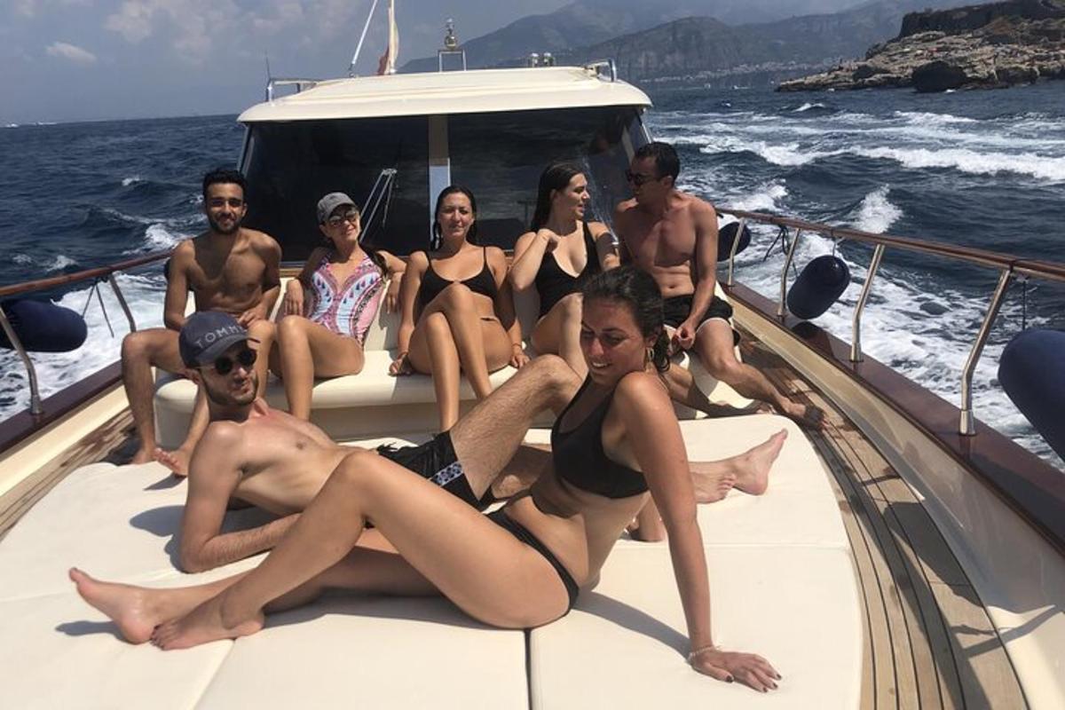 um grupo de pessoas em trajes de banho em um barco