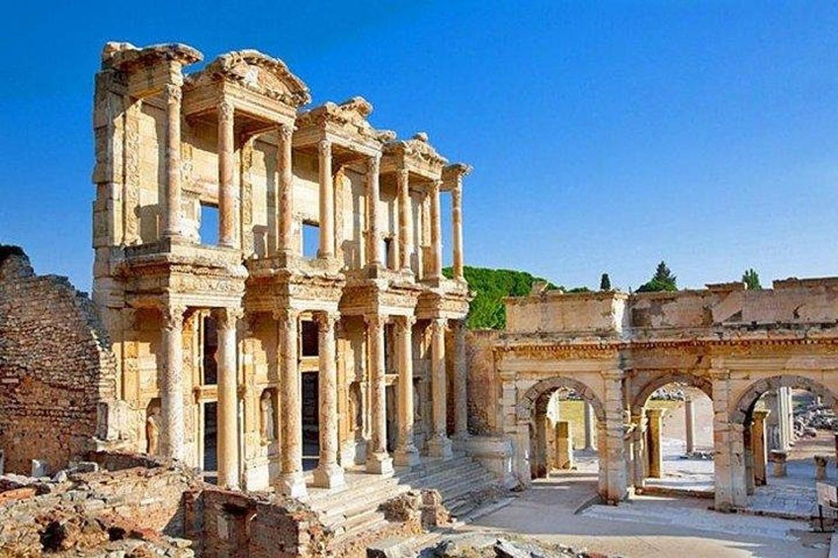 antiche rovine di un edificio con un gruppo di colonne