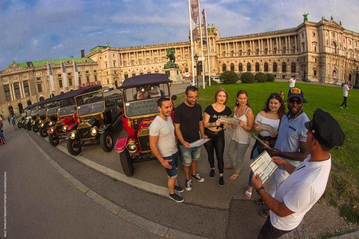 grupp inimesi, kes seisavad hoone ees