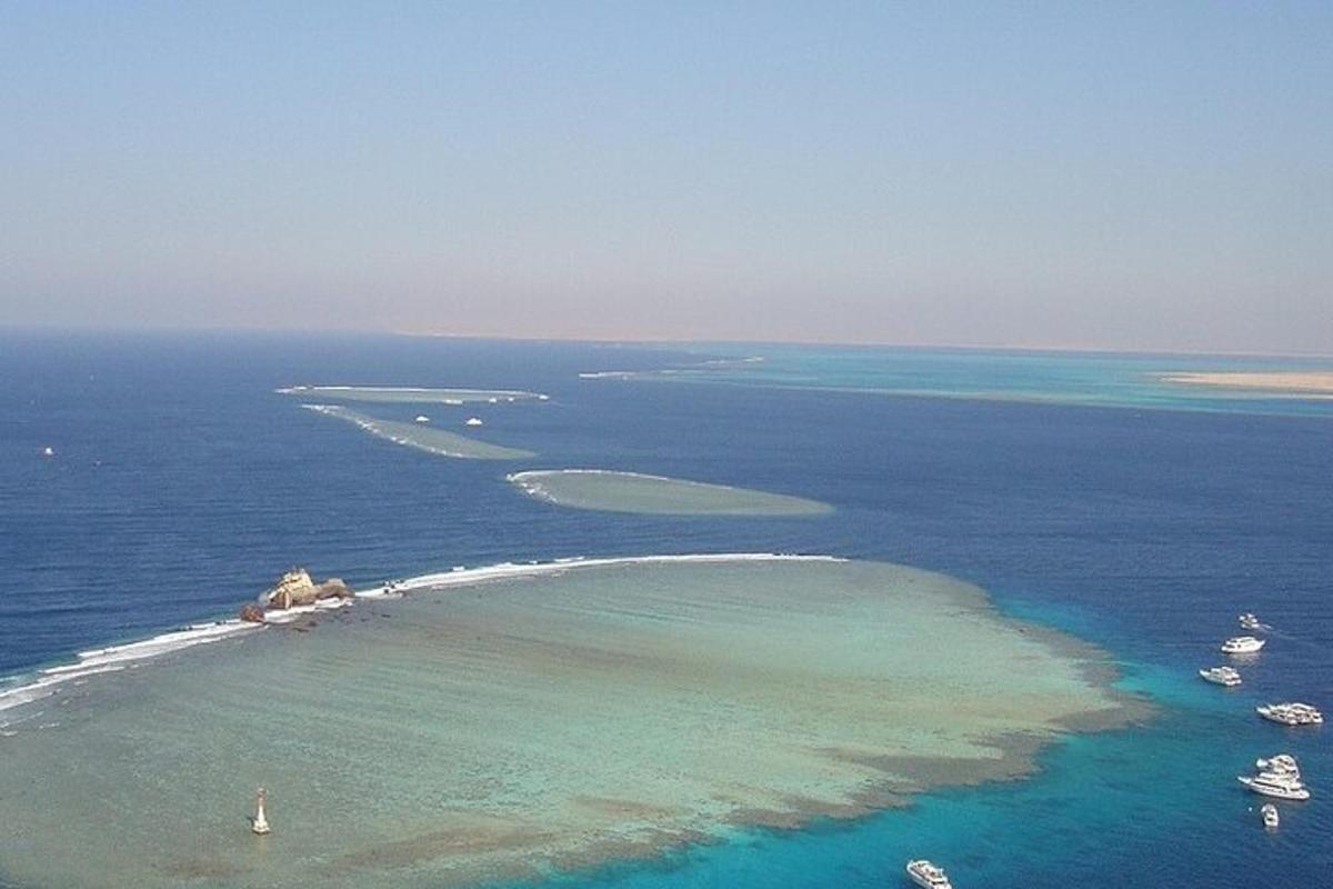 un'isola nell'oceano con barche in acqua