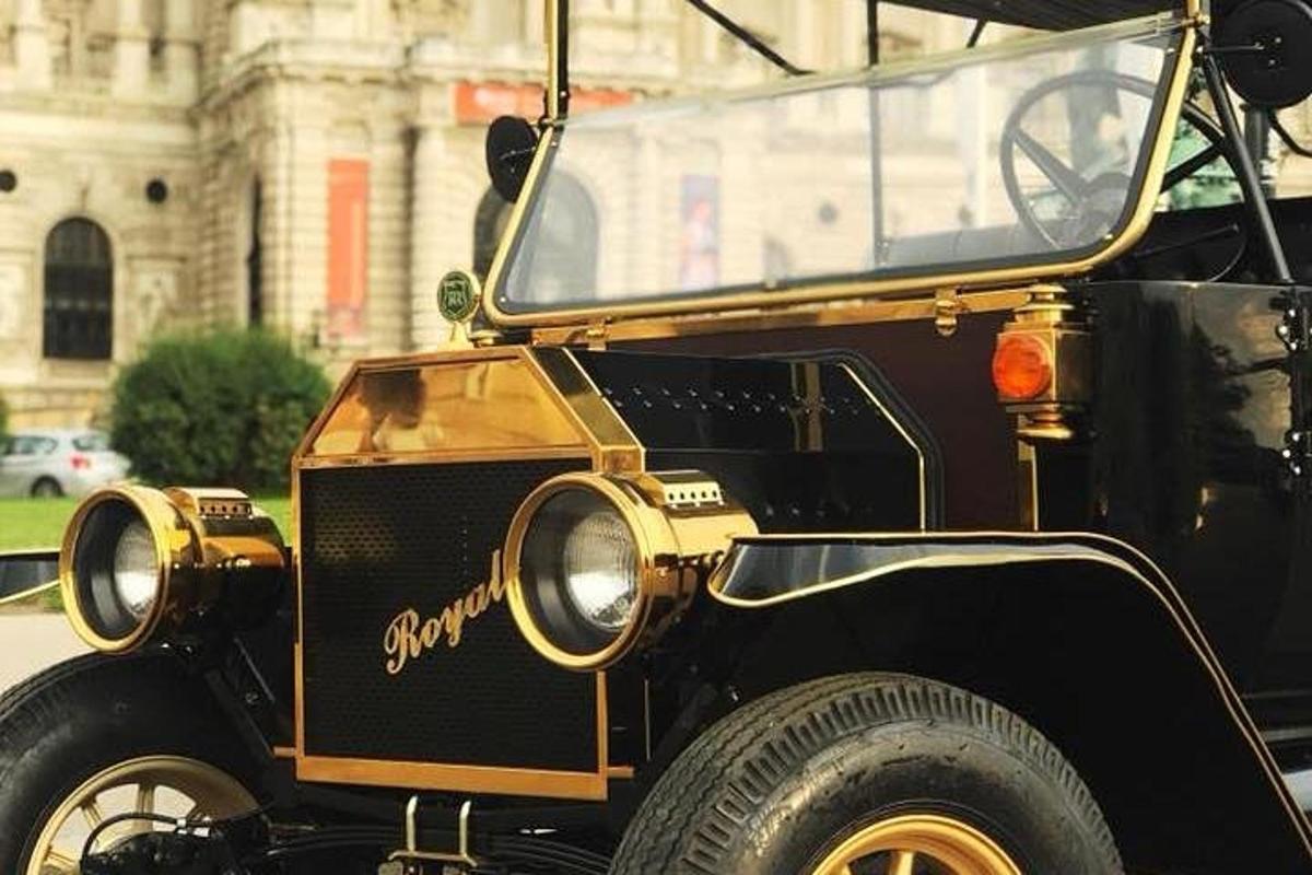 vana must-kuldne auto pargitud hoone ette