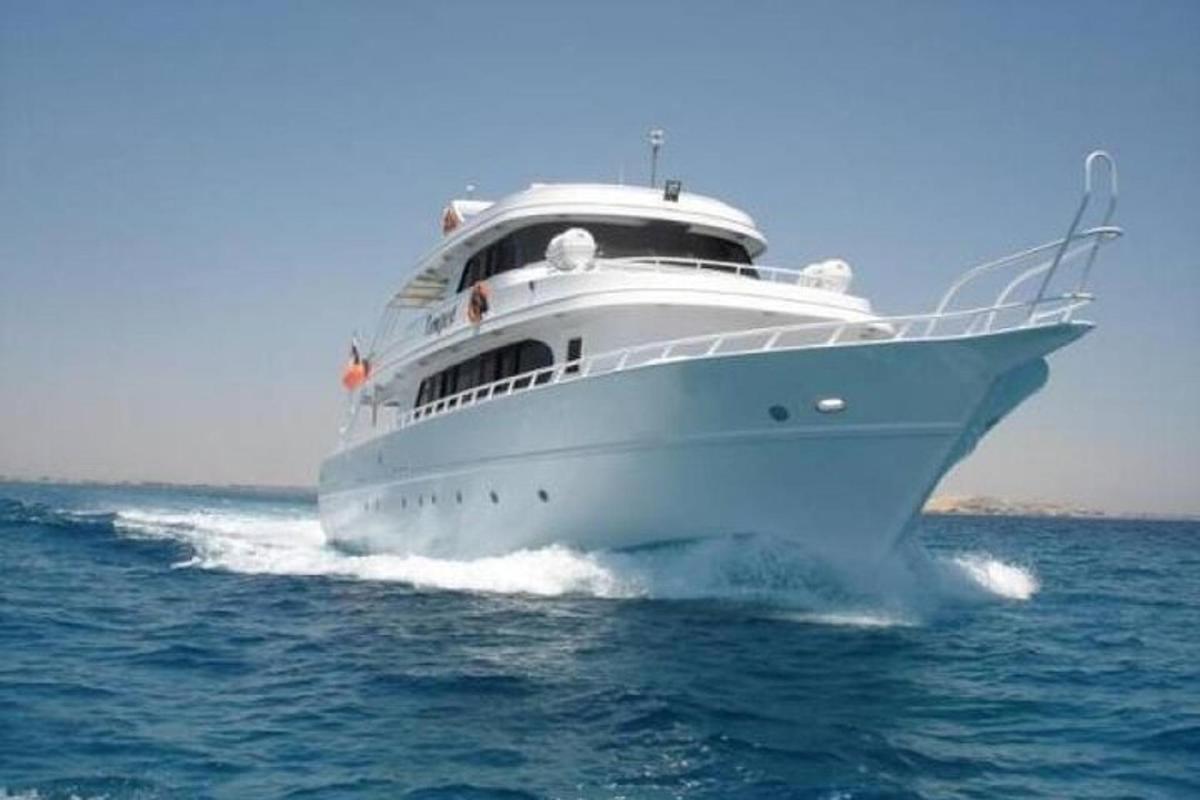 una grande barca bianca nell'acqua