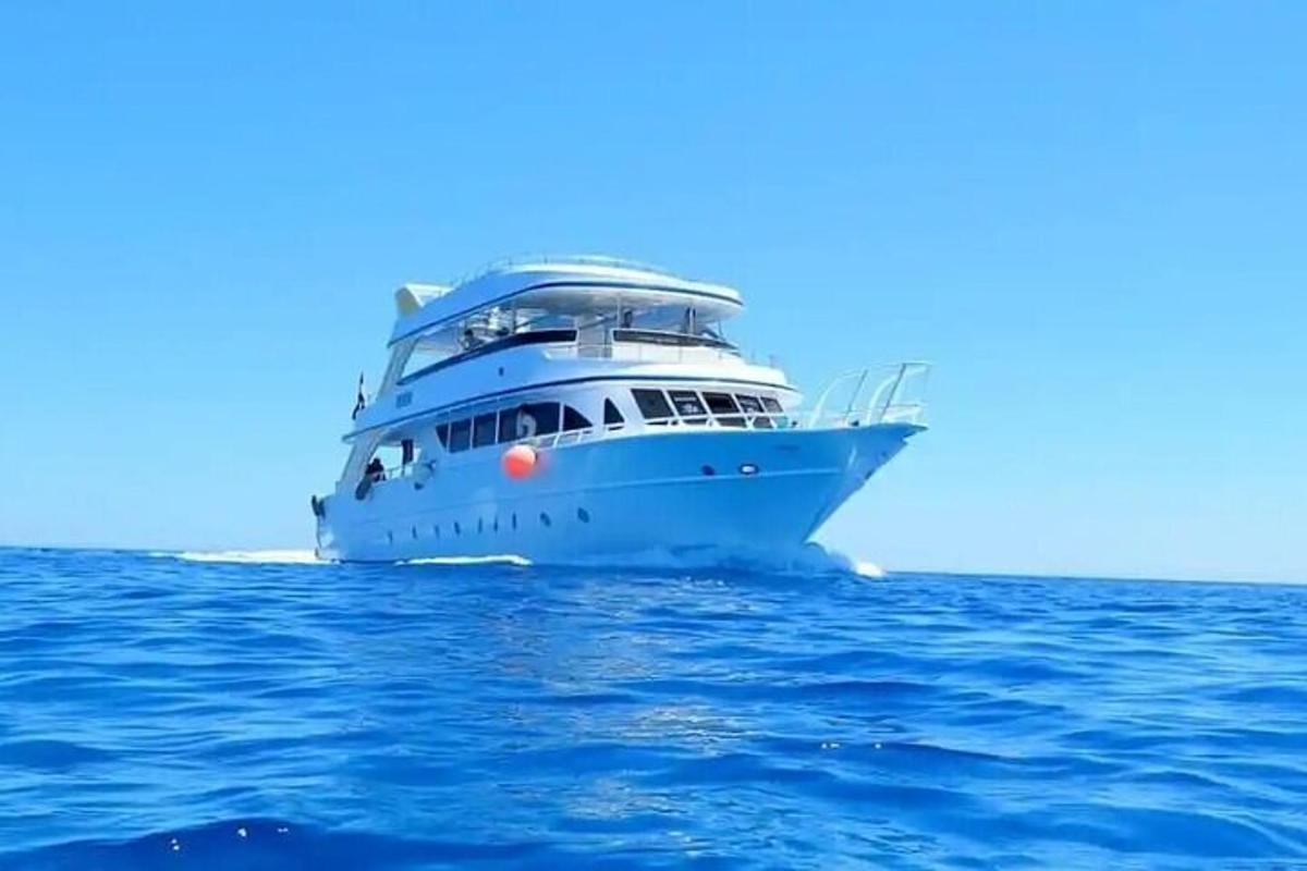 μια μεγάλη άσπρη βάρκα στο νερό