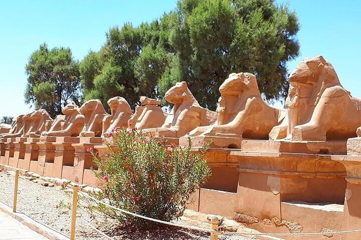 uma fileira de estátuas em um muro de contenção
