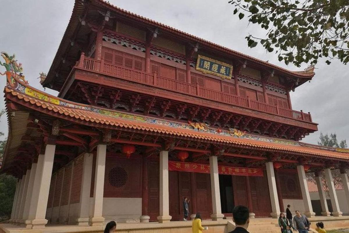人々が前に立っている大きな建物