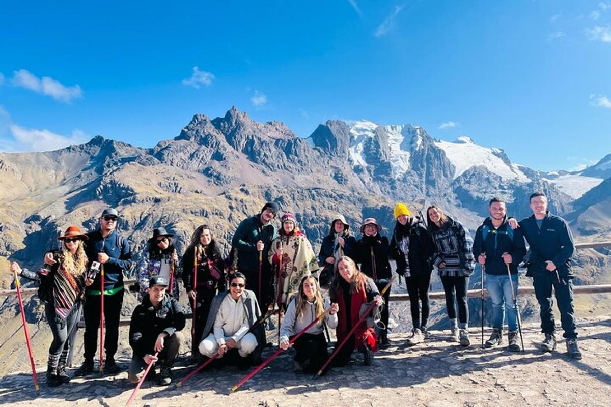 un grup de oameni care pozează pentru o fotografie pe un munte
