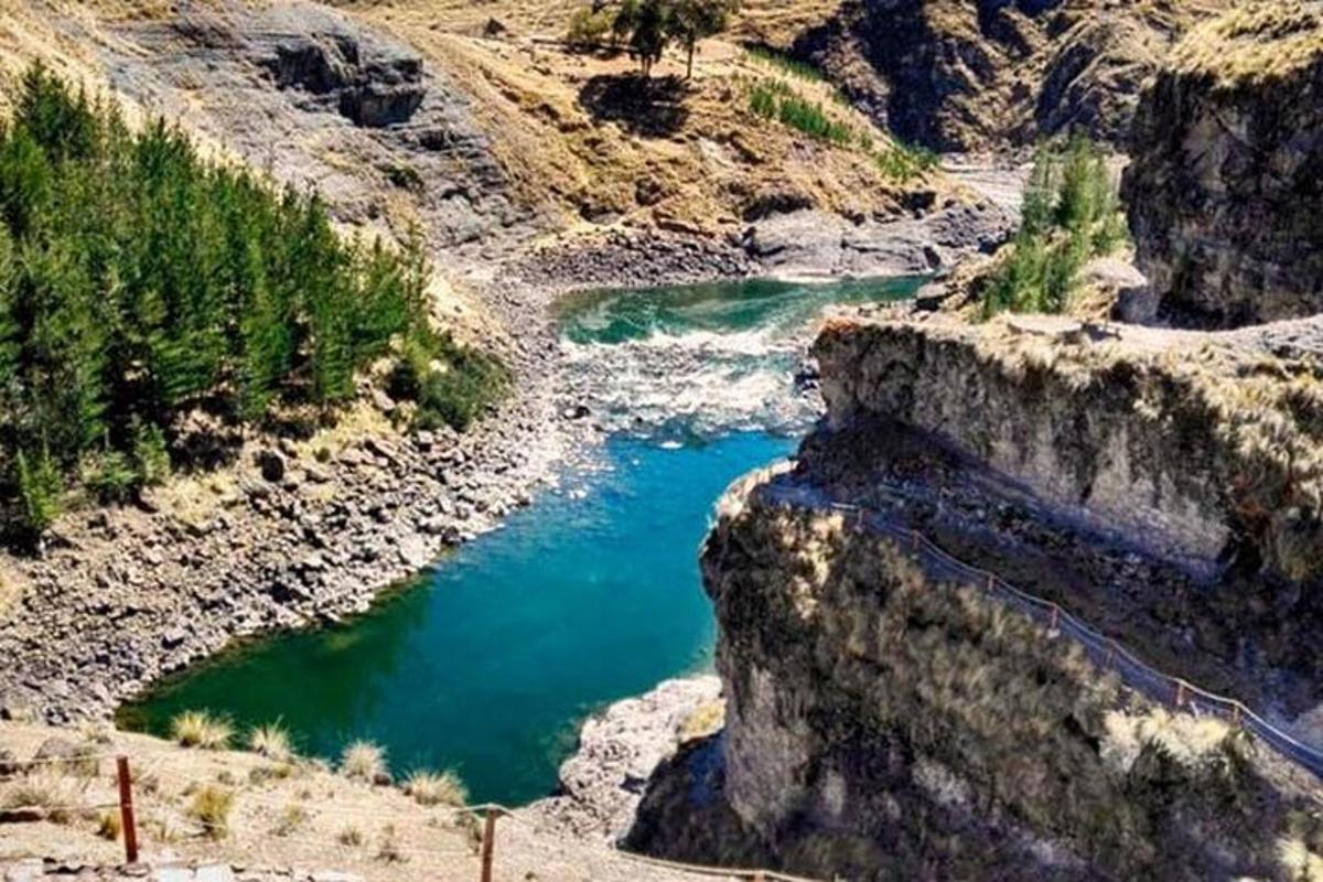 un fiume nel mezzo di un canyon