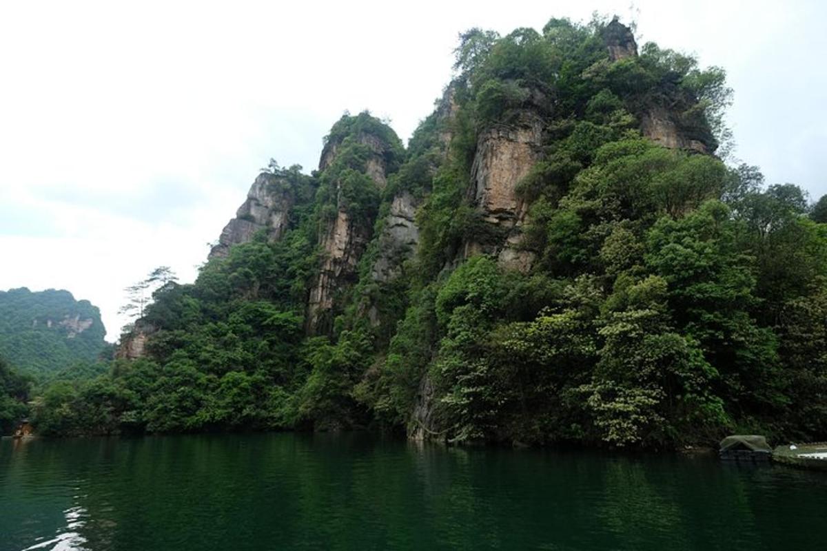 gunung dengan pokok di tepi tasik