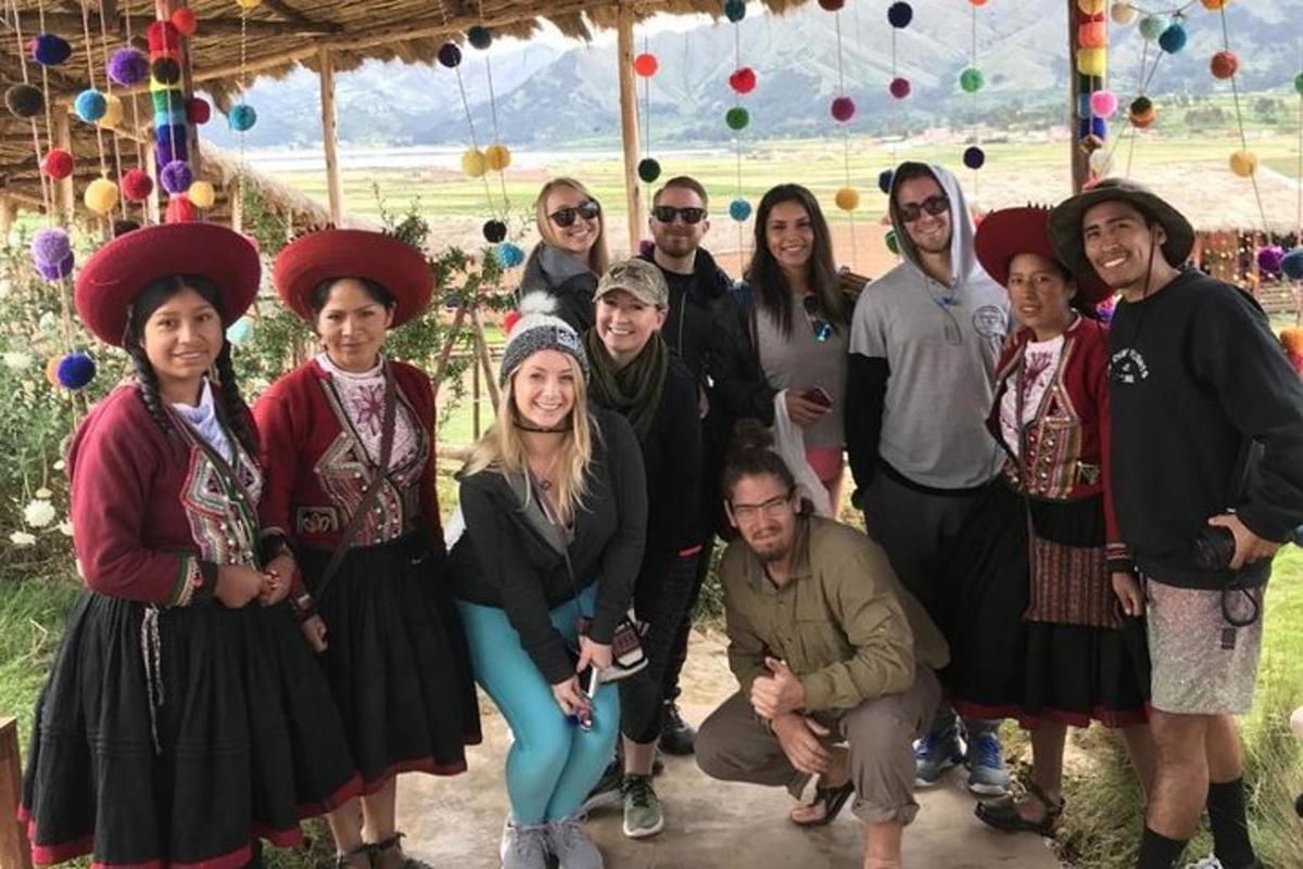 un gruppo di persone in abiti tradizionali in posa per una foto