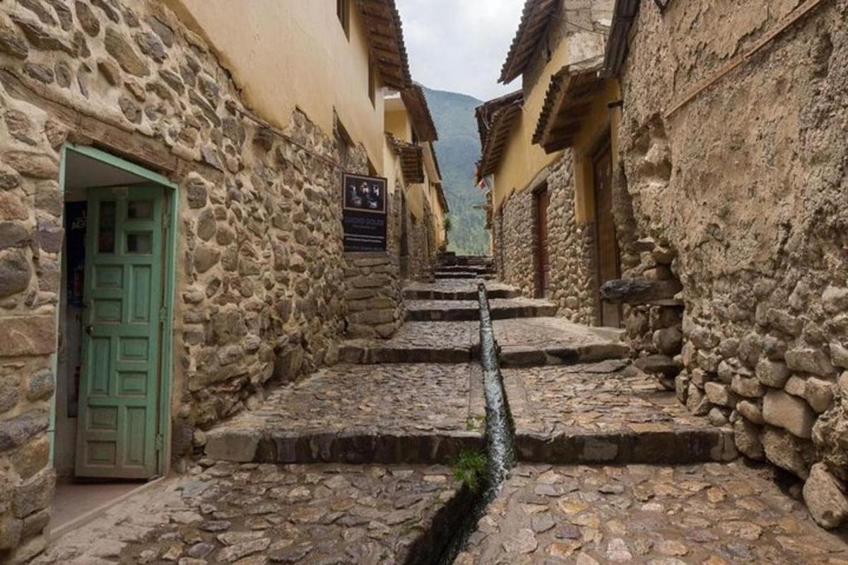 un vicolo con edifici in pietra e una porta verde