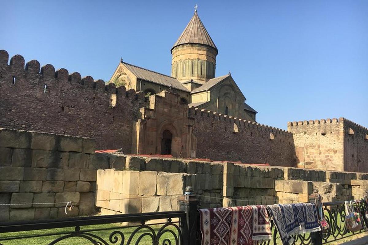 مبنى به برج أعلى جدار