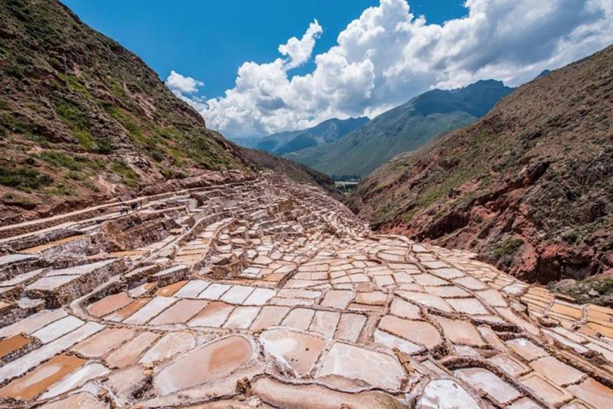 antica strada acciottolata sul fianco di una montagna