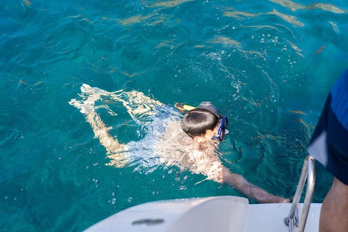 човек, плуващ във водата на лодка