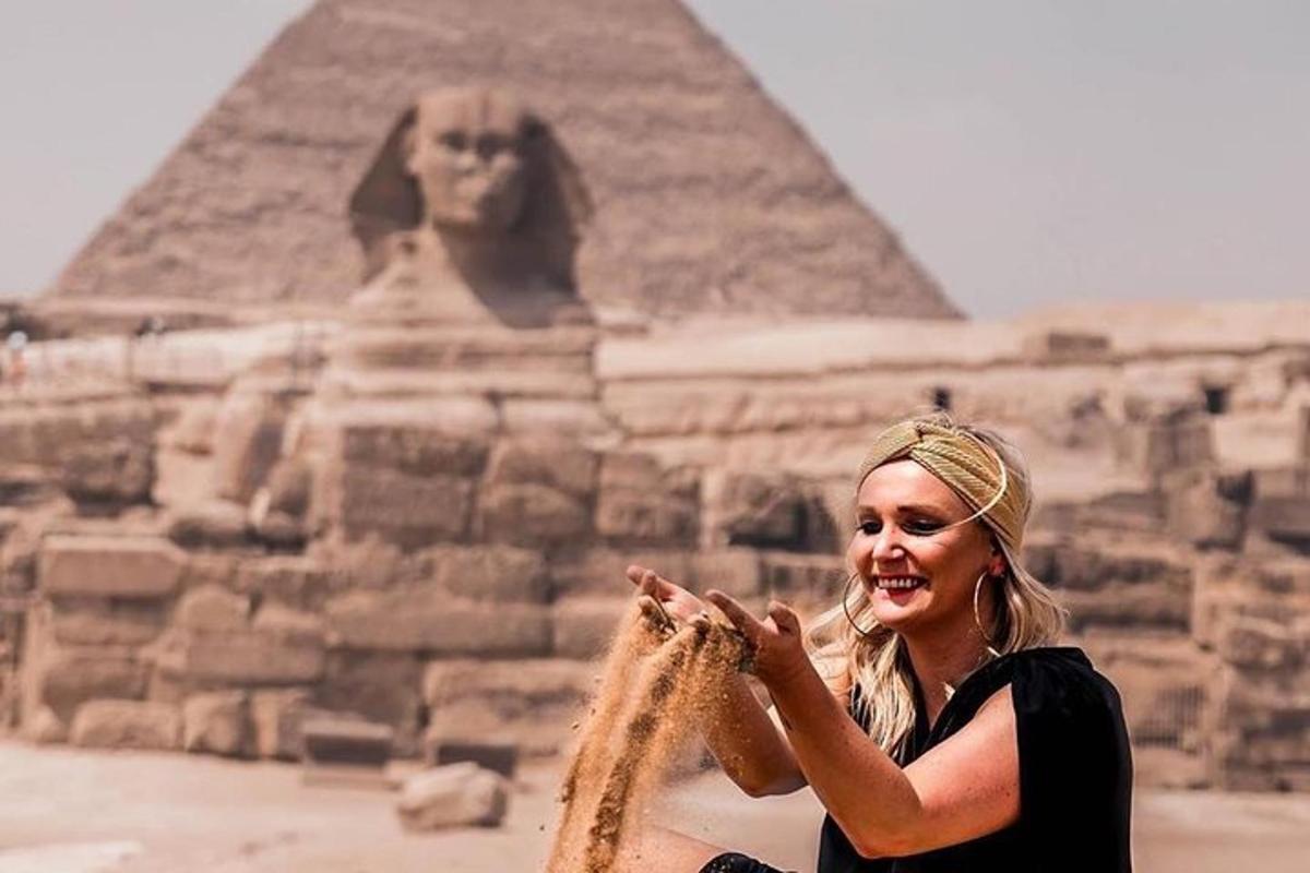 žena pózující před pyramidou