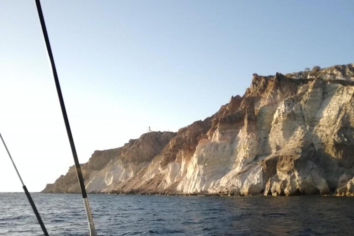 чамац у води поред планине