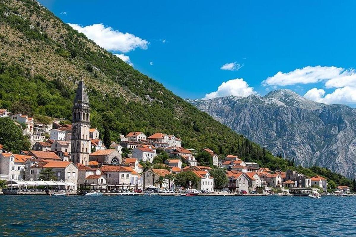 una città sulla riva di uno specchio d'acqua