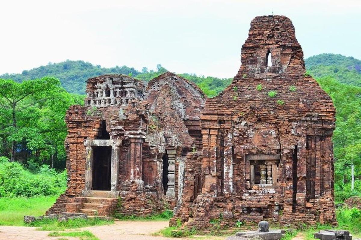Un antiguo edificio de piedra en medio de un campo.