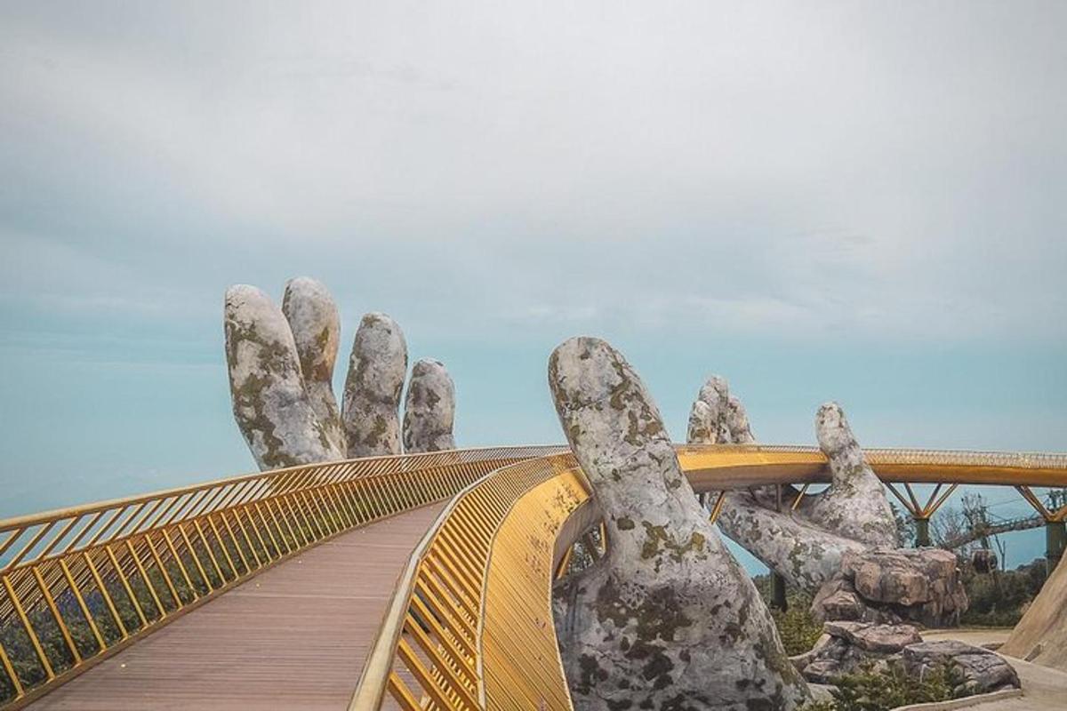 un pont amb una estàtua d'una mà que s'aixeca