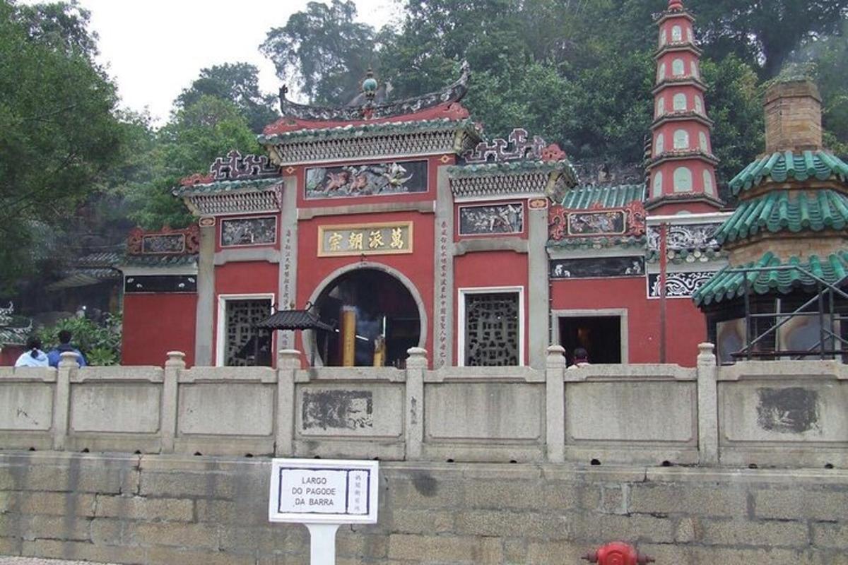 um edifício vermelho com uma torre no topo de uma ponte