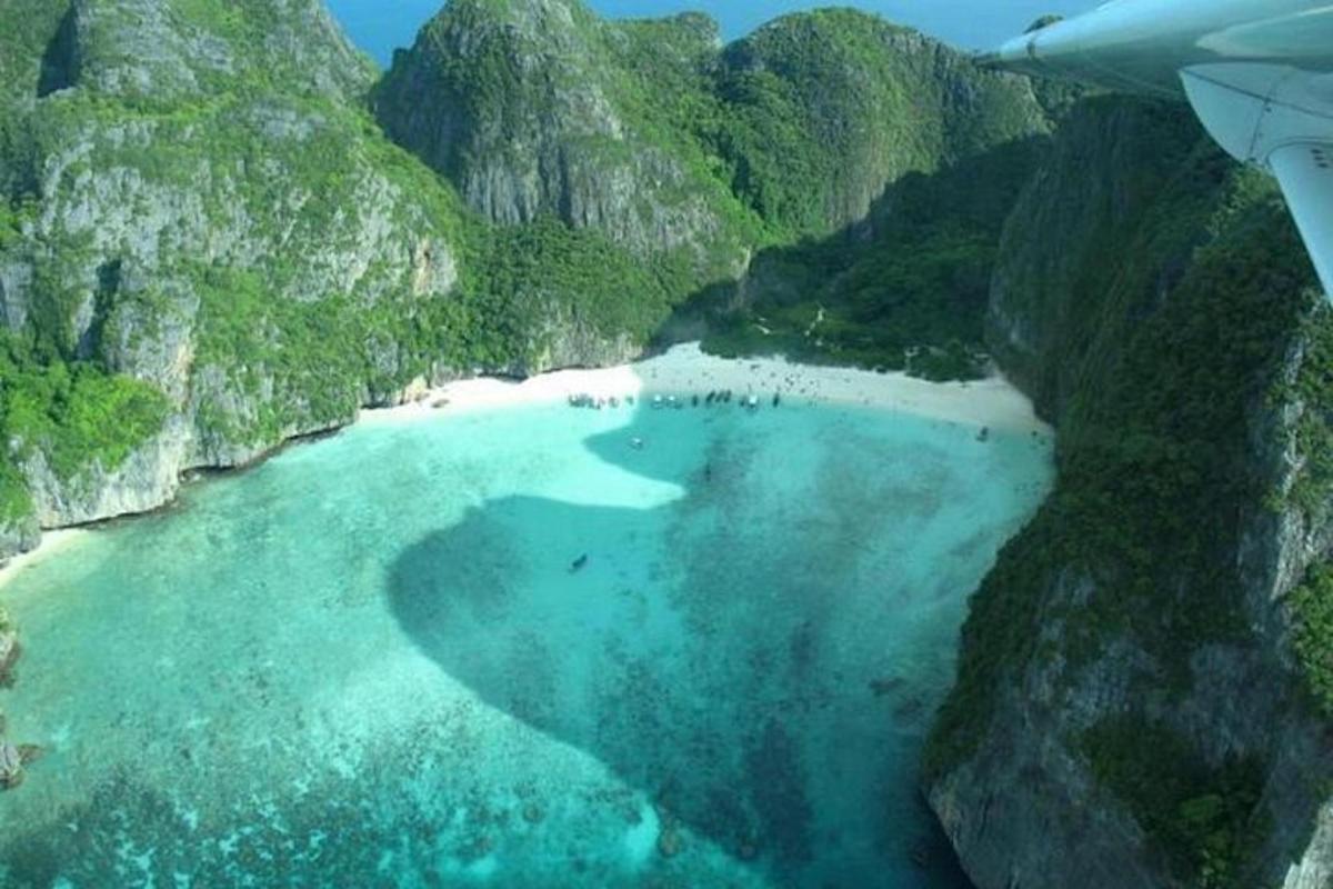 una vista aerea di una spiaggia su una montagna