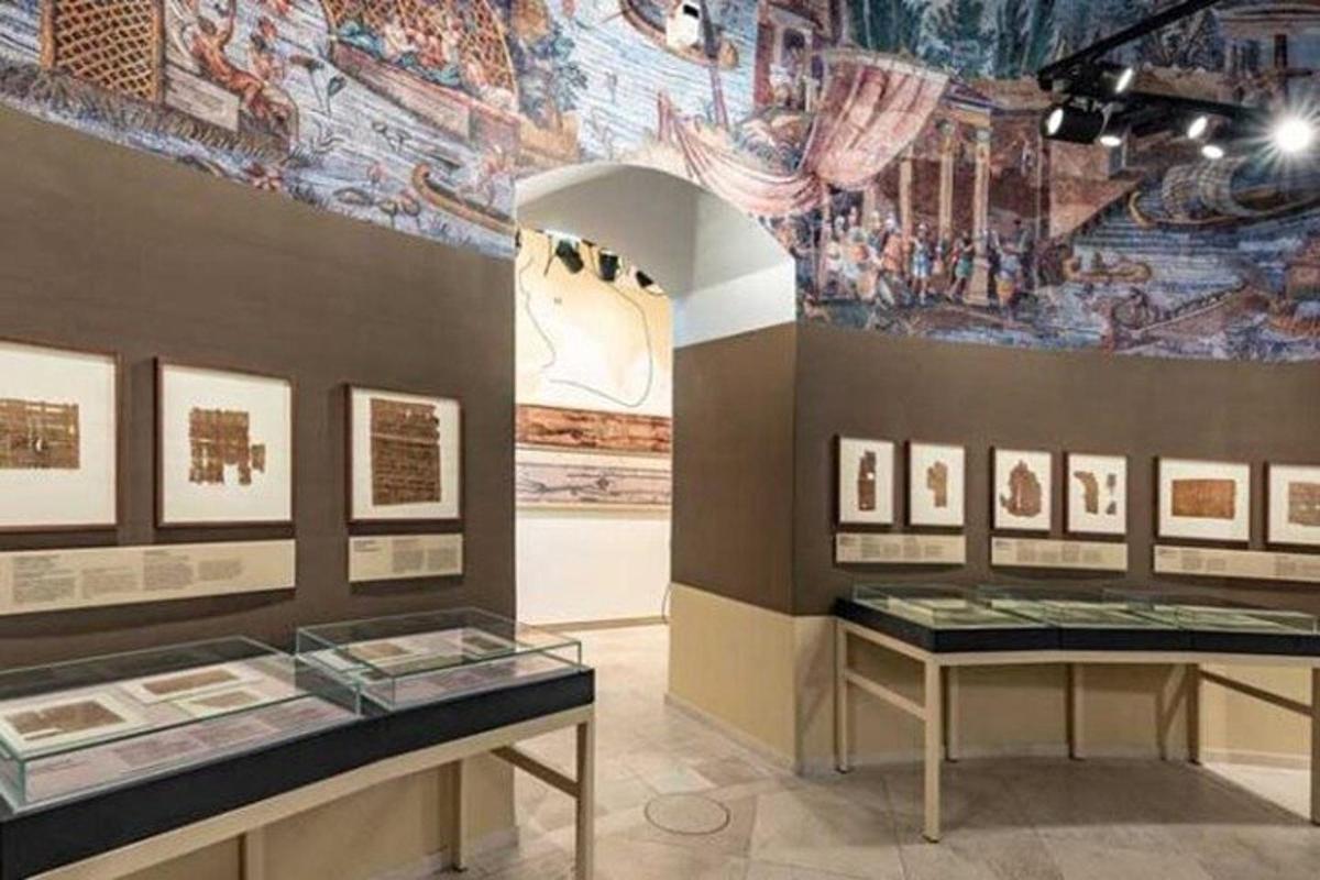 una mostra in un museo con quadri appesi al muro