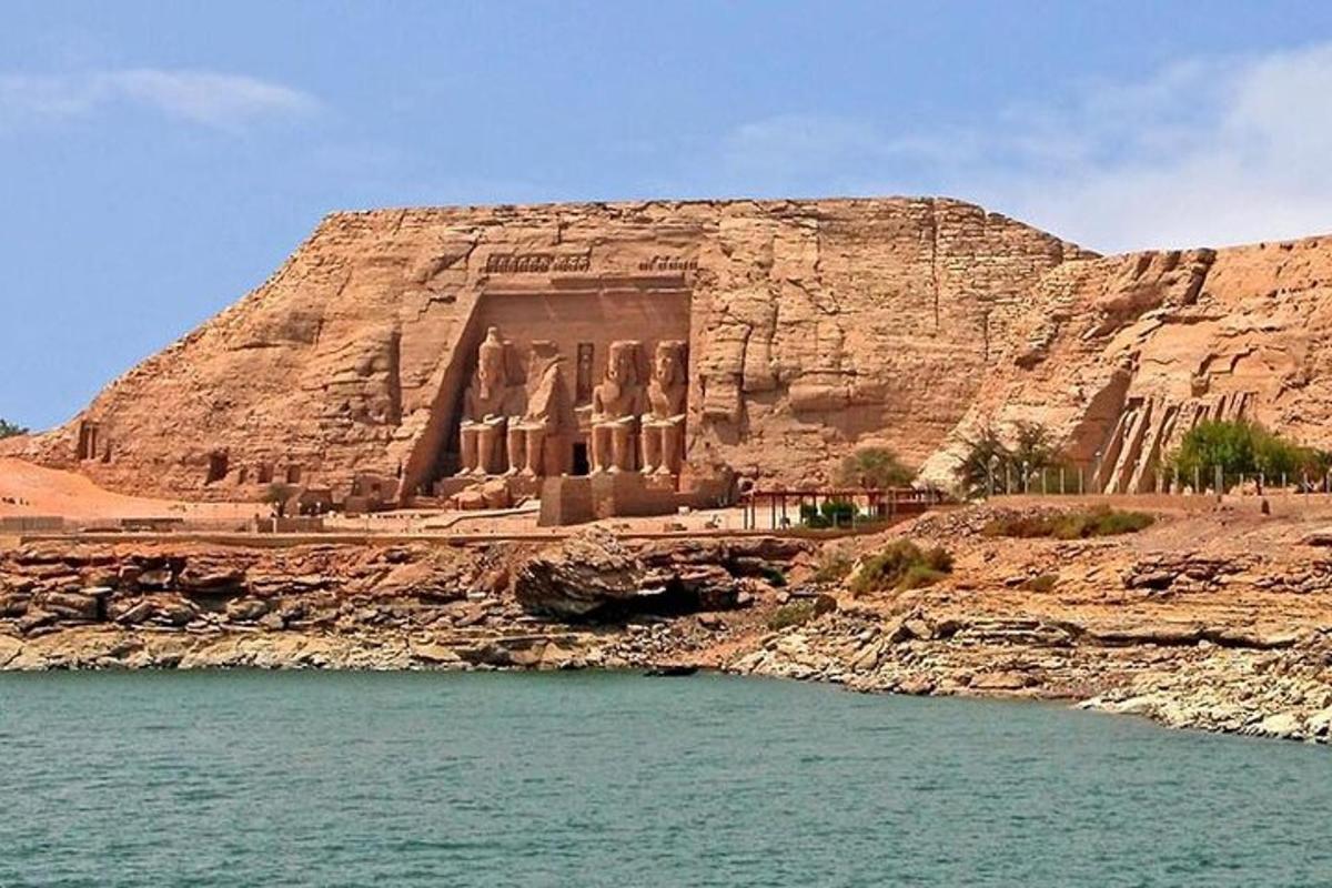 崖の側にある古代の建物