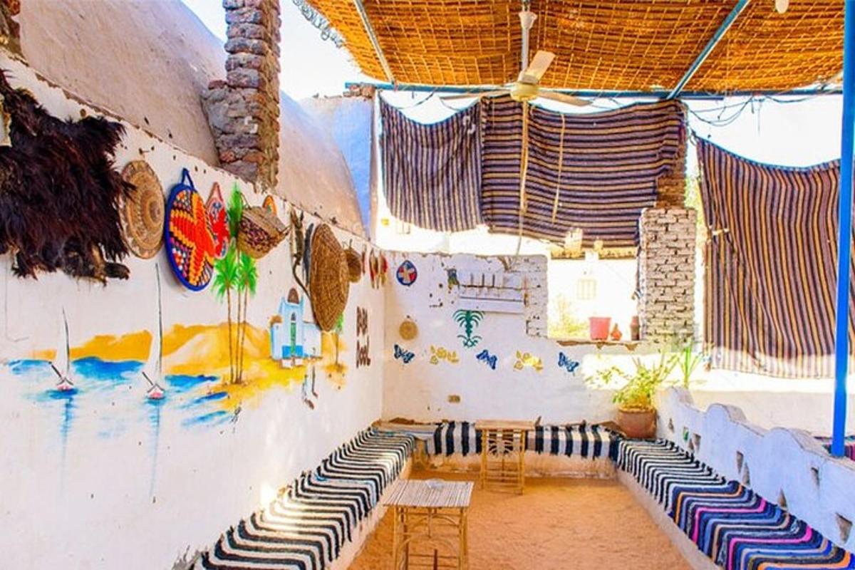uma sala com cadeiras e pinturas na parede