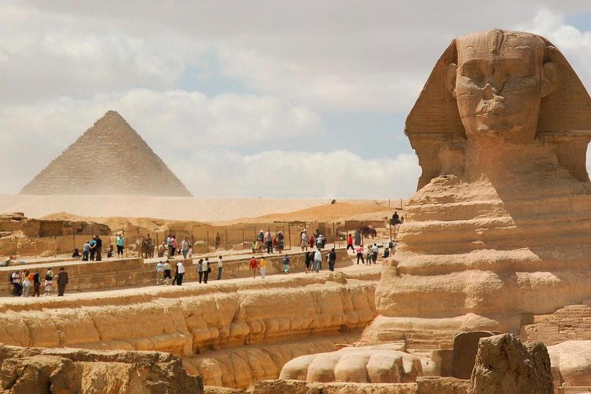 eine Gruppe von Menschen, die um die Pyramiden herumlaufen
