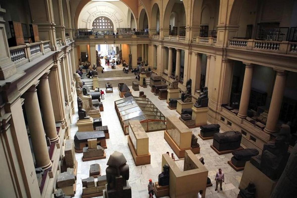 felülnézetből egy múzeum, amelynek épületében műtárgyak találhatók