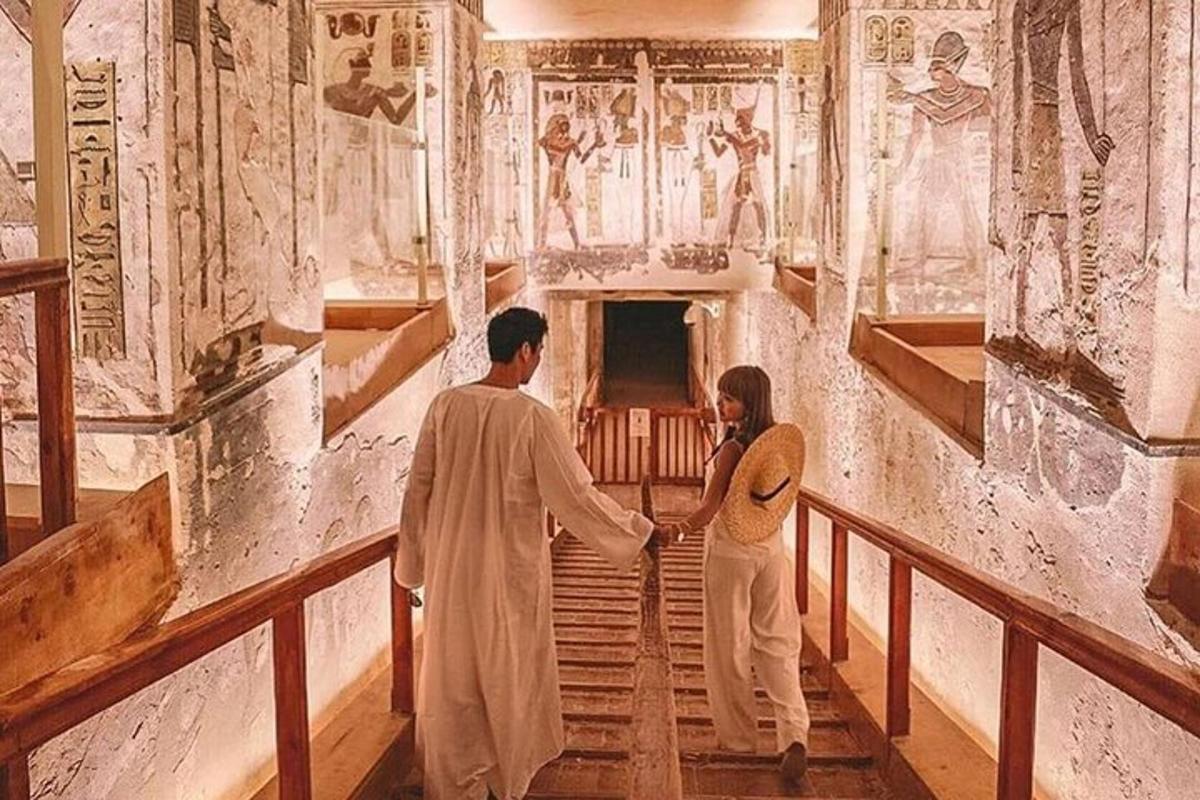 un home i una dona agafats de la mà en un edifici amb quadres