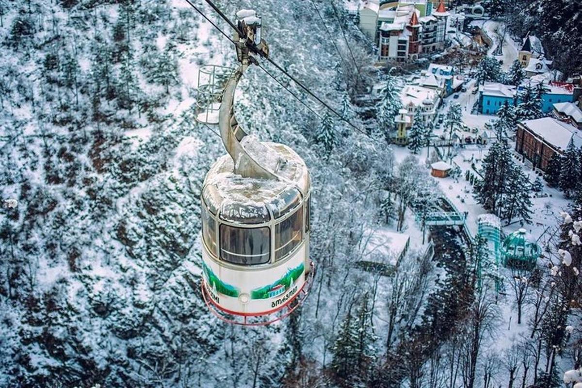uno skilift con un tram nella neve