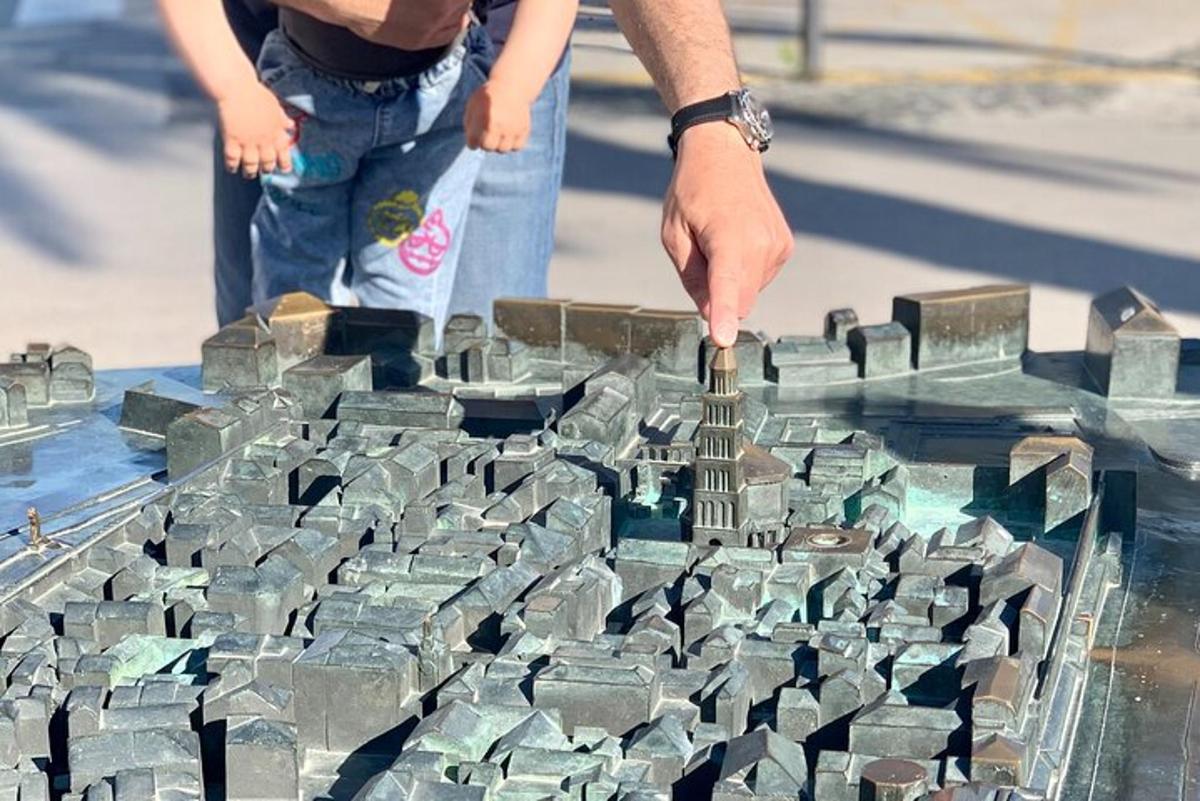 Mees mängib laual oleva metalllinnaga