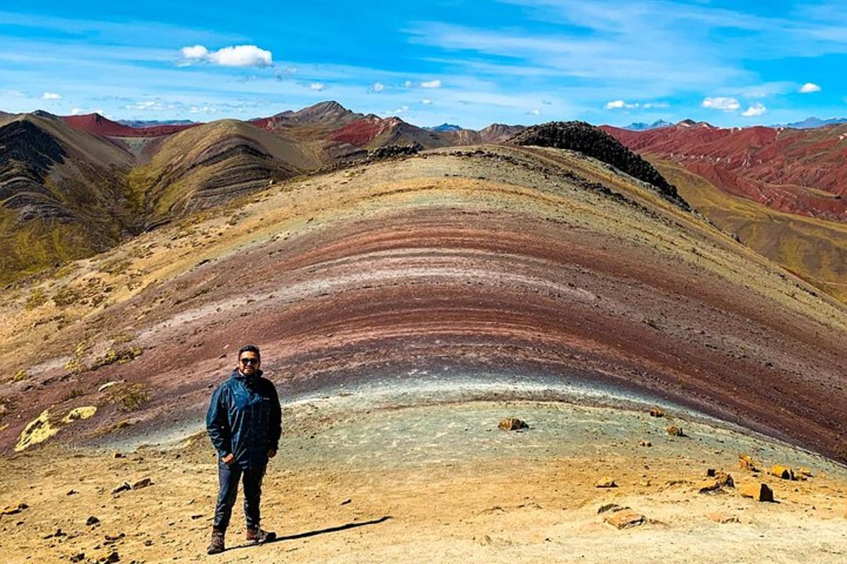 maður stendur á fjallstindi