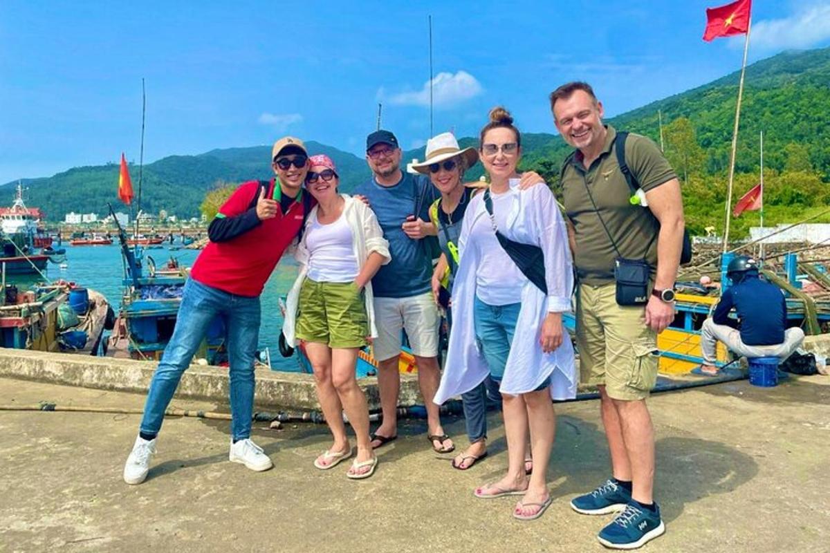 bir limanda fotoğraf çektiren bir grup insan